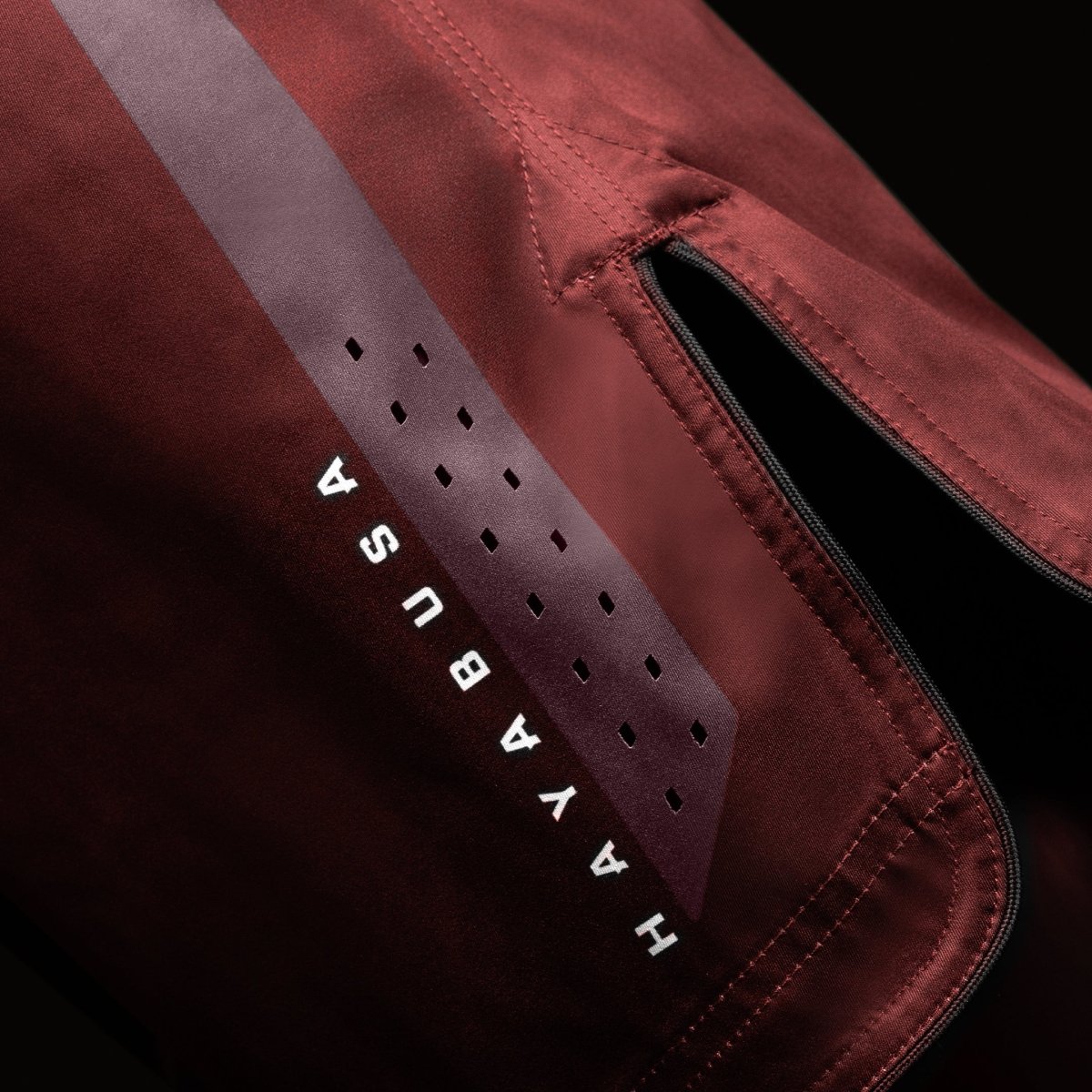 Detalle del logo de Hayabusa impreso en la pernera del short bjj rojo 3/4