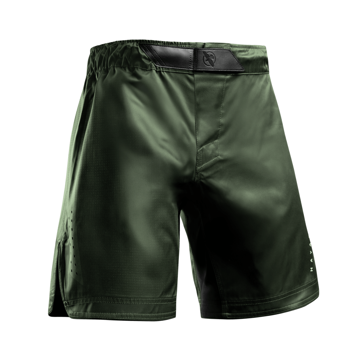 Vista frontal del pantalón corto verde Hayabusa Core 3/4 Thigh MMA, movilidad sin restricciones para grappling