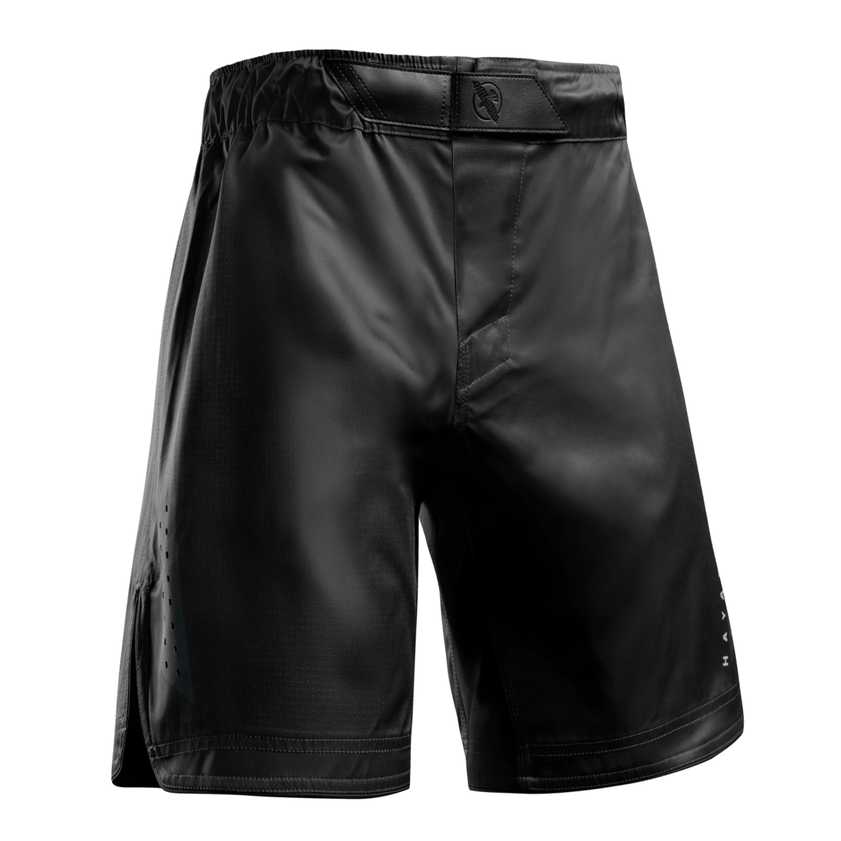 Vorderansicht der schwarzen Hayabusa Core MMA-Shorts in voller Länge mit ineinandergreifendem Verschluss und Kordelzug