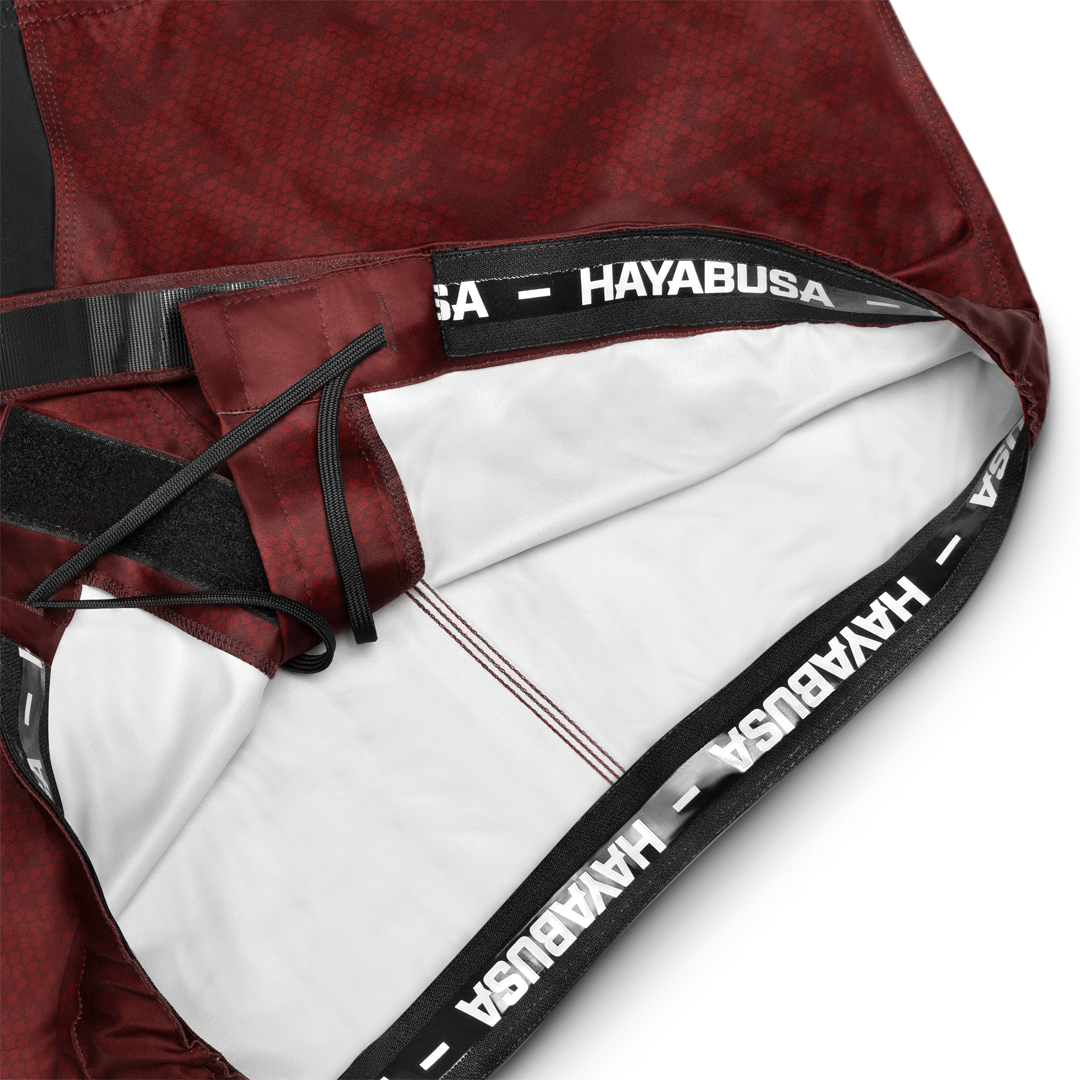 Dettaglio della fascia elastica interna in silicone e del cordoncino bordeaux dei pantaloncini