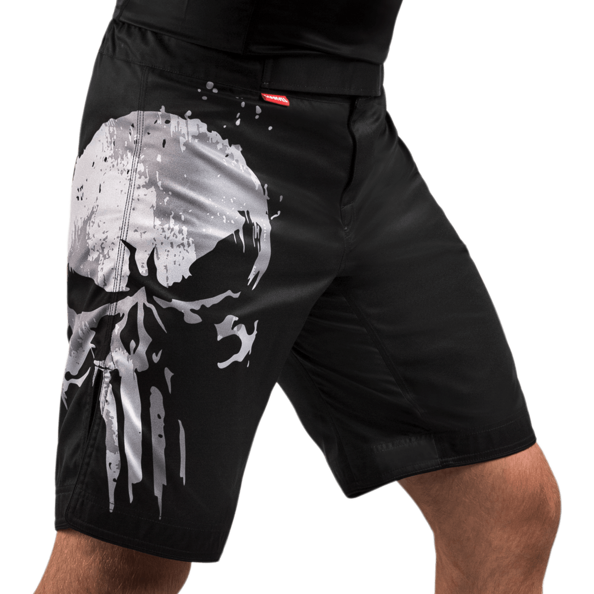 Sportler trägt die Hayabusa Marvel Punisher MMA Shorts, Vorderansicht mit ergonomischem Schnitt und Kampfpassform