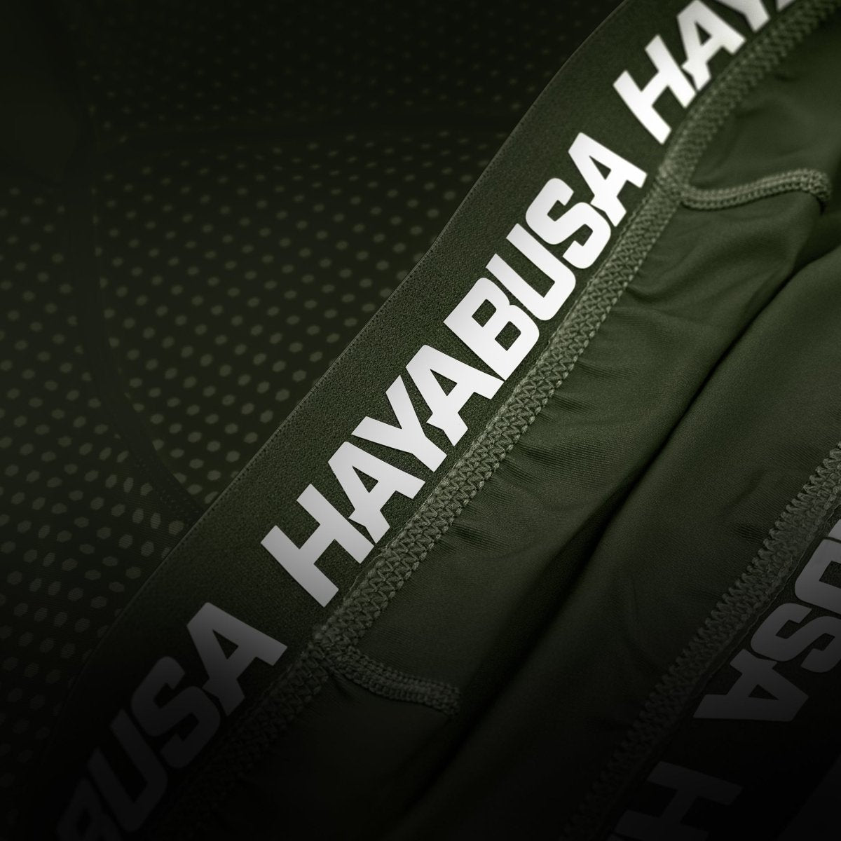 Dettaglio tecnico della grafica Hayabusa sui pantaloncini Vale Tudo verdi