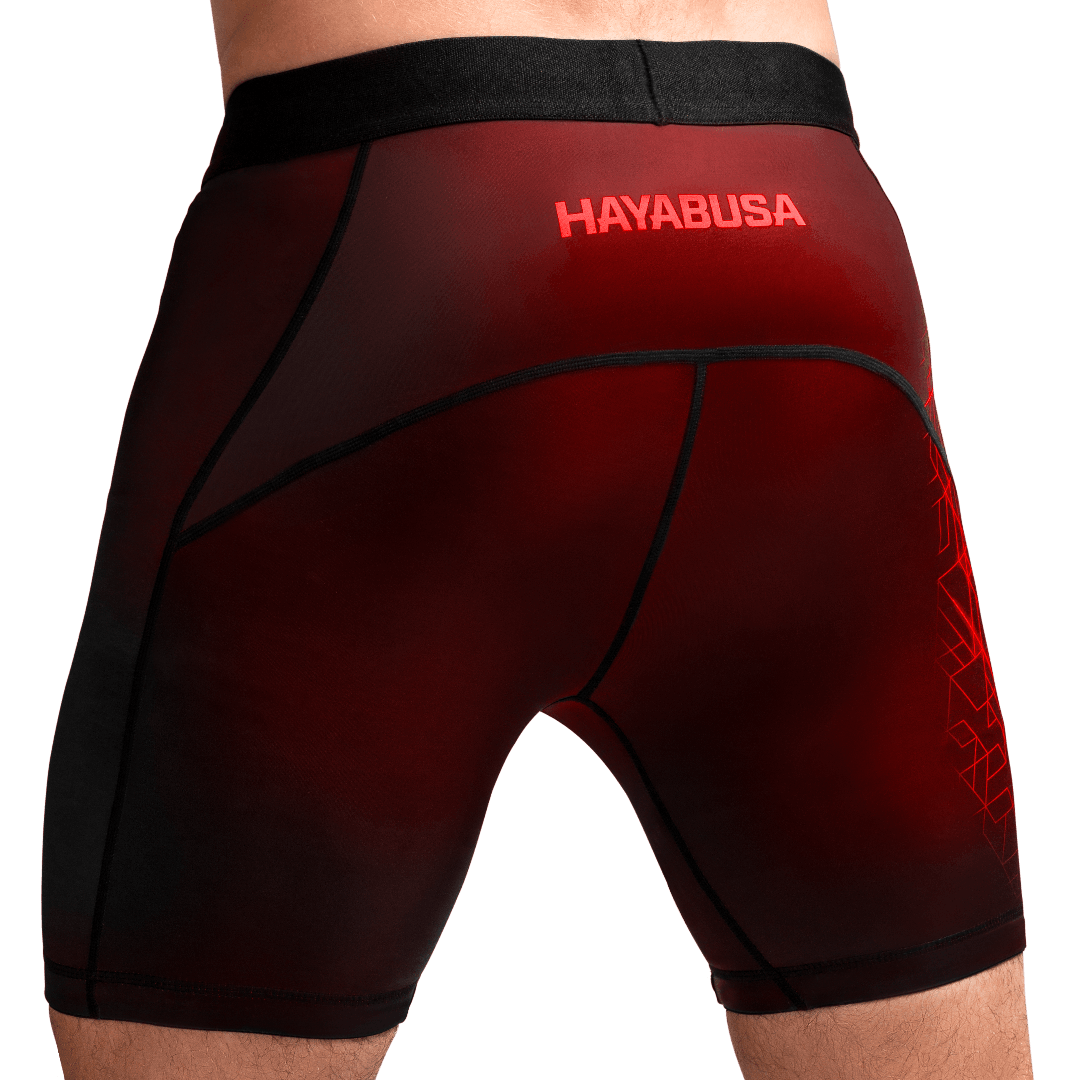 Vista posteriore dei pantaloncini Hayabusa Geo rossi, vestibilità a compressione per grappling