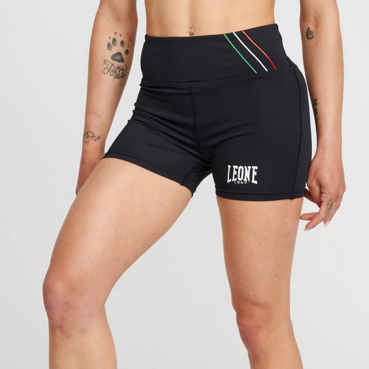 Vista frontale del pantaloncino aderente Leone 1947 Flag nero con dettagli tricolore