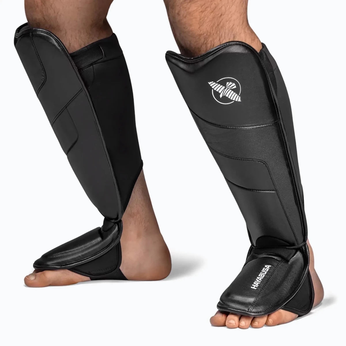 Particolare della protezione multistrato sulla tibia dei paratibia T3 in pelle sintetica Vylar nera.