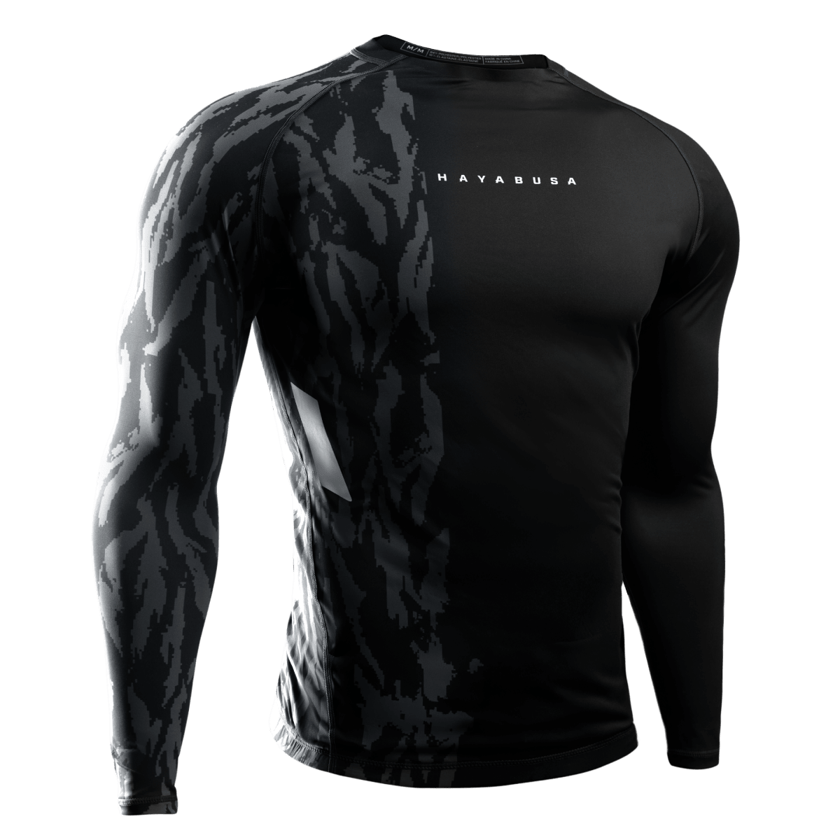 Vista frontal de la lycra negra de manga larga Hayabusa Apex, tejido de compresión para BJJ y MMA