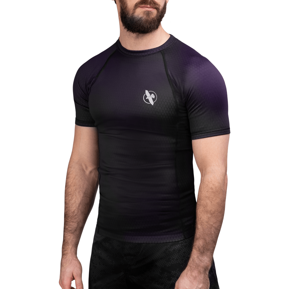 Vista frontal de la lycra Hayabusa Fusion negra y morada, tejido técnico de compresión para BJJ