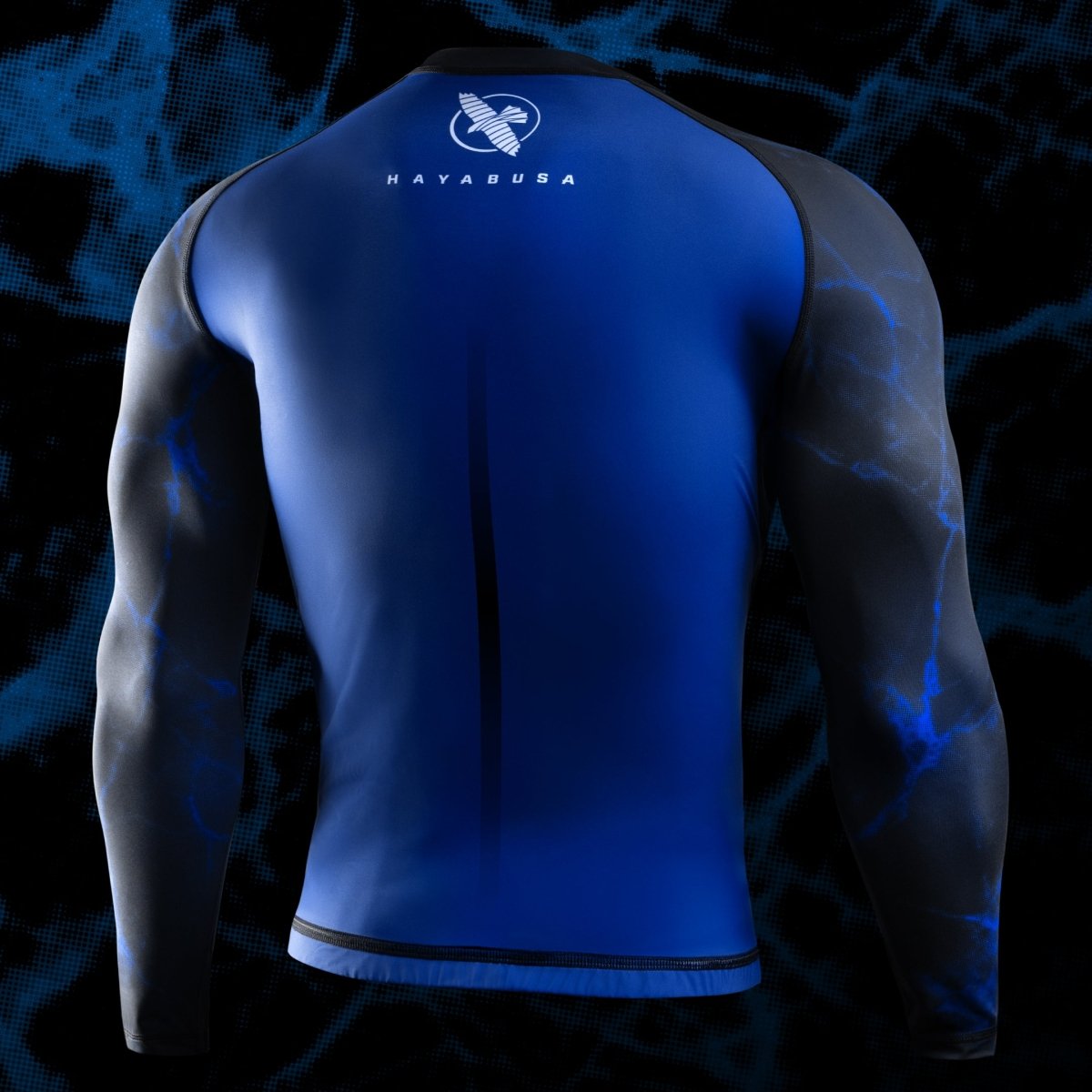 Tampak belakang Rash Guard UFC BJJ berwarna hitam dan biru, memperlihatkan potongan kompresi yang ergonomis