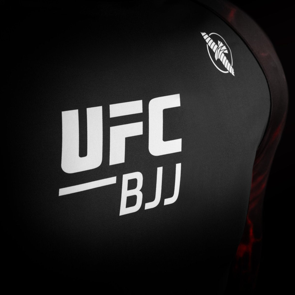 Detail logo resmi UFC pada Rash Guard kompetisi hitam dan merah