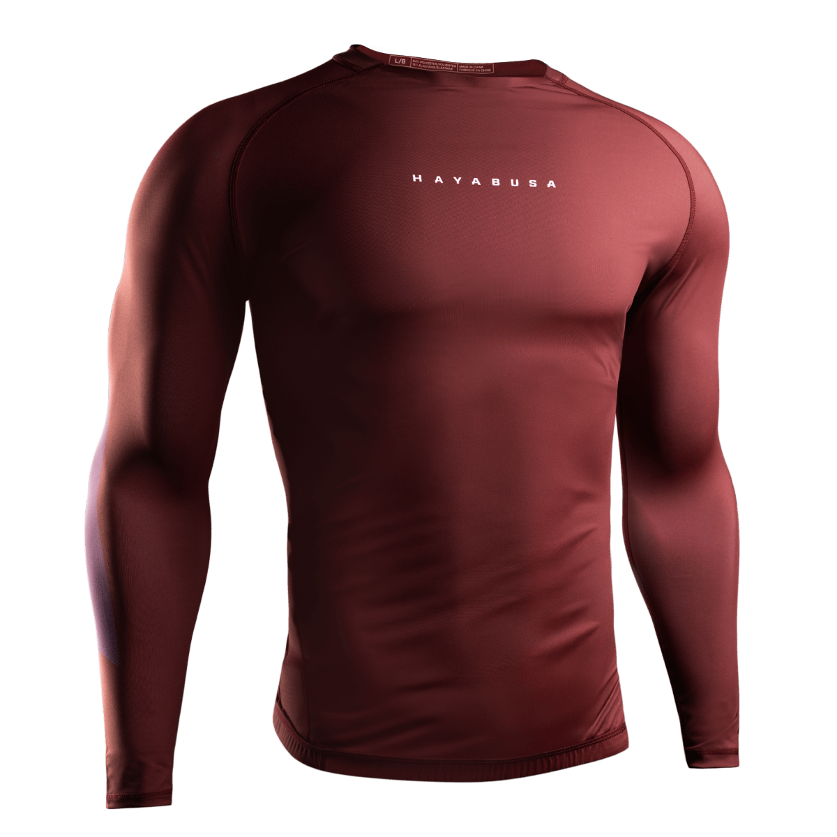 Čelní pohled na červený rashguard Hayabusa Core, optimální ochrana proti oděrkám tatami