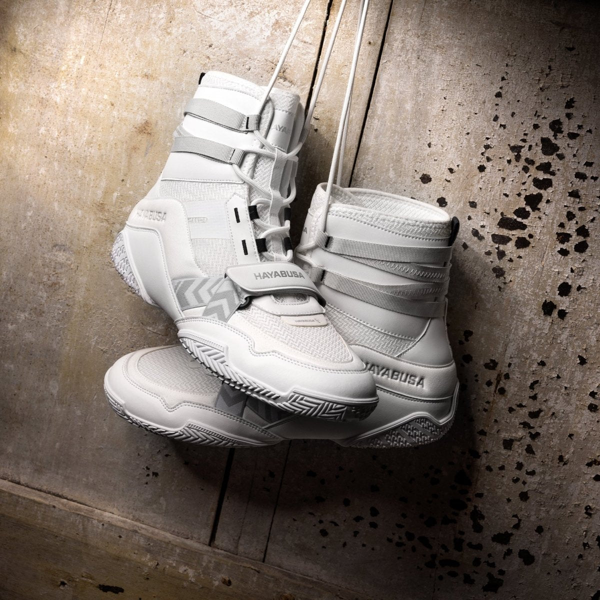 Zapatos de boxeo blancos Hayabusa Strike colgando