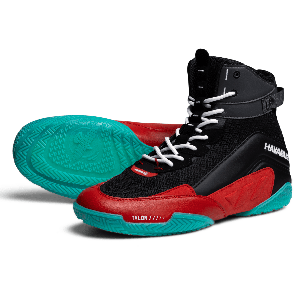 Schwarze und rote Hayabusa Talon-Boxschuhe von vorne in Nahaufnahme