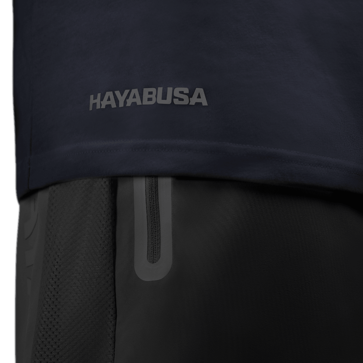 Seitenansicht des marineblauen Hayabusa Essential T-Shirts, Detail der verstärkten Nähte am unteren Saum