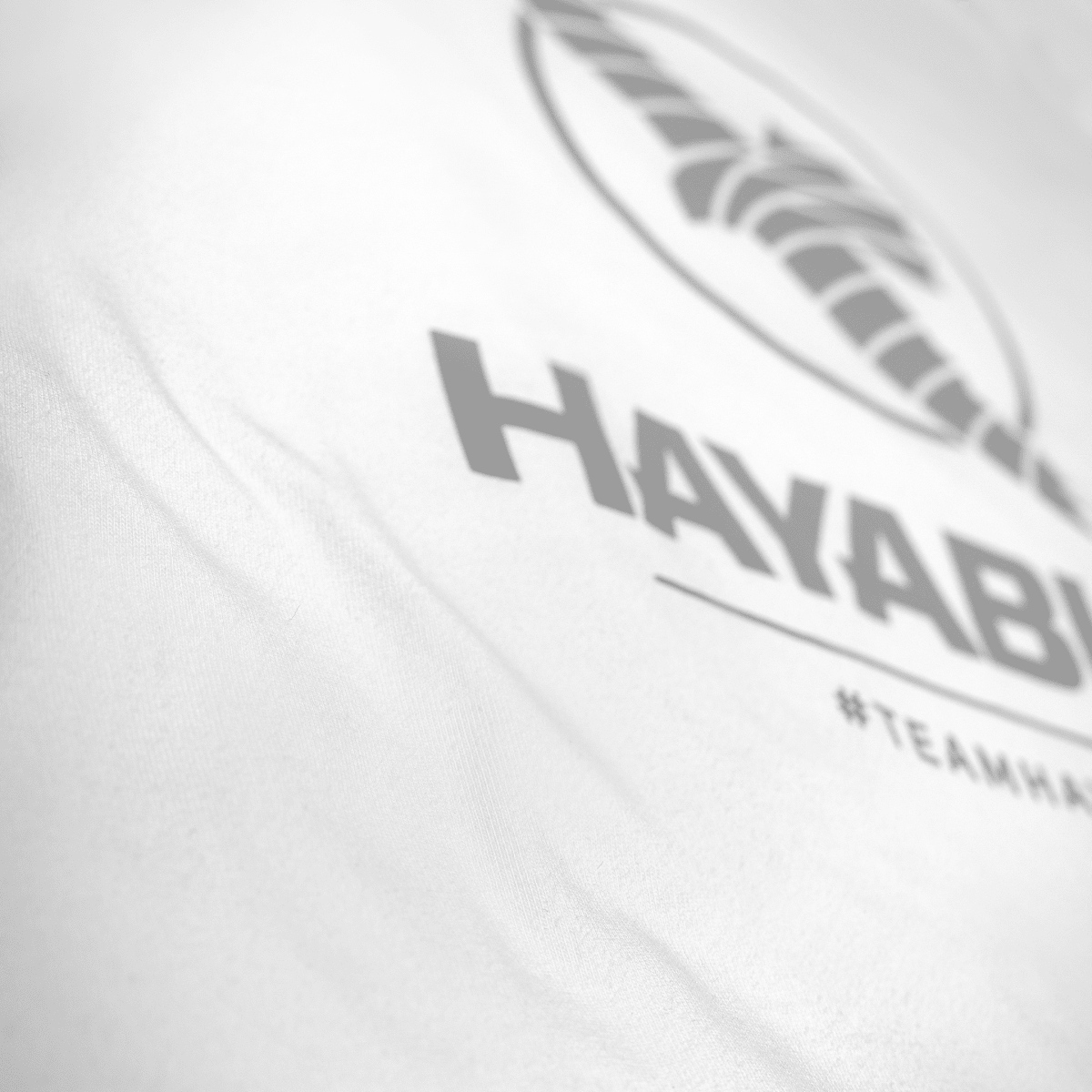 Detalle del print de silicona mate del #TeamHayabusa en la camiseta blanca