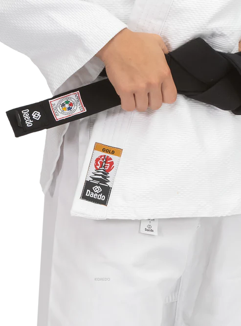Particolare dei rinforzi su spalle e petto della giacca Judogi Daedo Gold per massima resistenza.